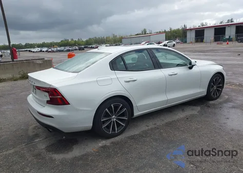 2021 Volvo S60 T5 Momentum z USA, uszkodzony, nr VIN 7JR102FK5MG091631